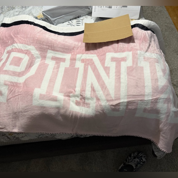 Victoria’s Secret PINK blanket - Picture 4 of 9